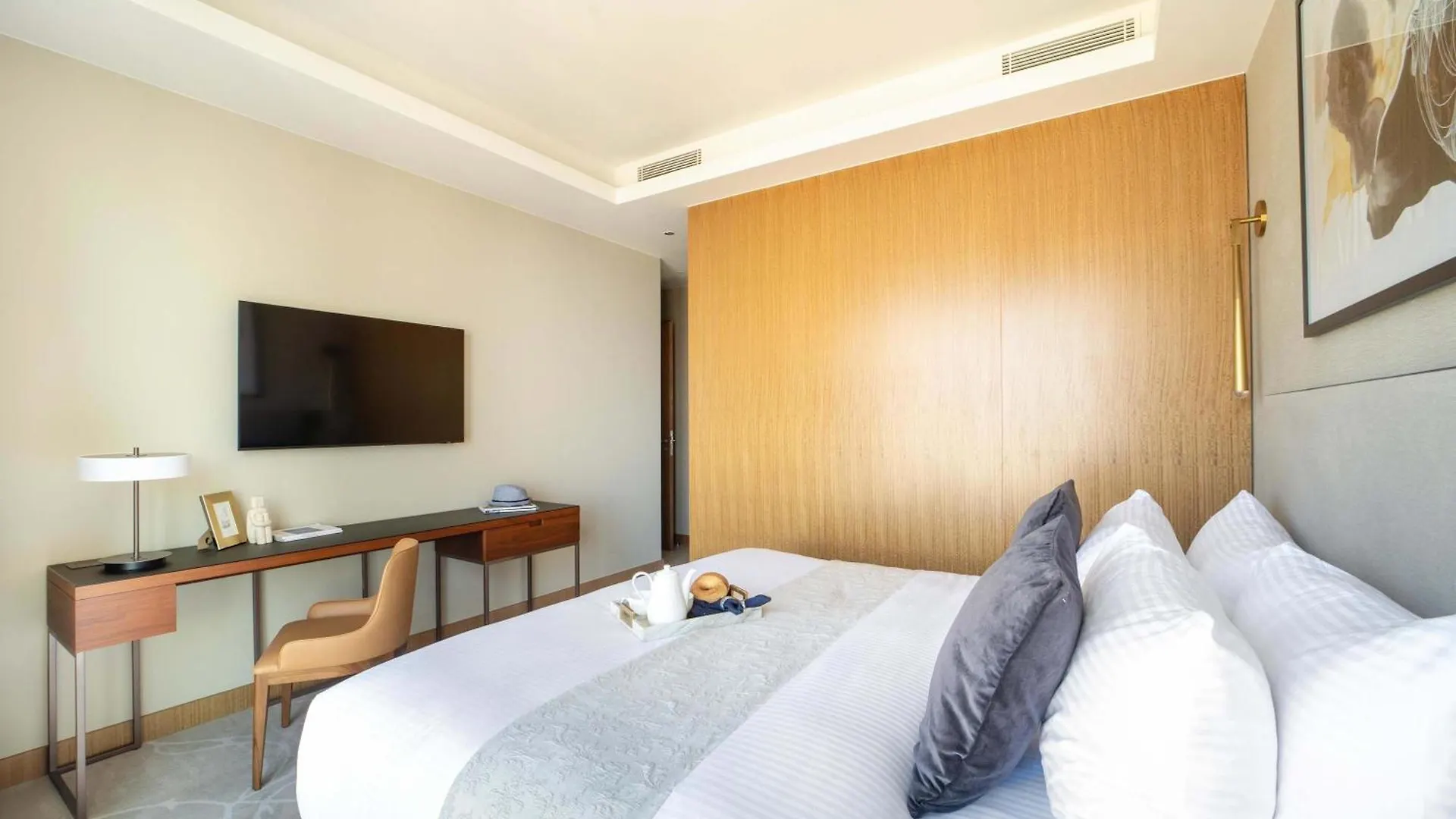 Frank Porter - The Address Opera Residences Dubai 0*,